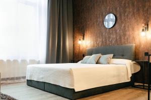 um quarto com uma cama grande e uma parede de madeira em Apartment an der Altstadt # 1 em Hameln