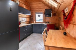 Kuchyňa alebo kuchynka v ubytovaní Góralski Dom - Widokowa Osada Gawlaki Zakopane - Loft Affair