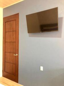 福尔图纳Lisa Loft Boutique Apartment的门旁墙上的平面电视