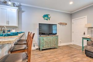 een keuken en eetkamer met een vis aan de muur bij Dauphin Island Retreat 2 Blocks to Beach! in Dauphin Island