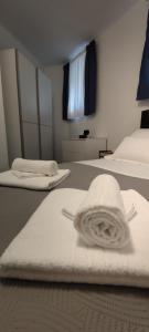 una camera da letto con due asciugamani bianchi su un letto di Apartment Marino Split a Spalato (Split)