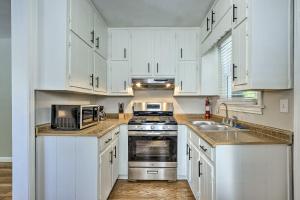 A kitchen or kitchenette at Family-Friendly ATL Escape about 3 Mi to Dtwn!
