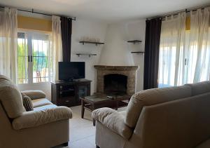 - un salon avec un canapé et une cheminée dans l'établissement Albir Spanish House, à Albir