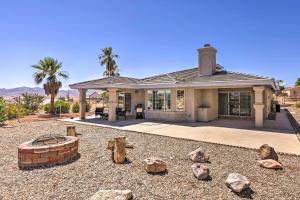 una casa con rocas delante de ella en Luxe Home with Detached Casita and Furnished Patio!, en Bullhead City