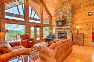 un soggiorno con divani e camino in pietra di Peaceful Cabin with Deck and Scenic Mtn Views! a Mountain View
