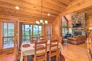 una sala da pranzo e un soggiorno con tavolo e sedie. di Peaceful Cabin with Deck and Scenic Mtn Views! a Mountain View