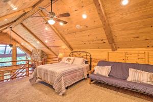 una camera con un letto e un divano in una cabina di Peaceful Cabin with Deck and Scenic Mtn Views! a Mountain View