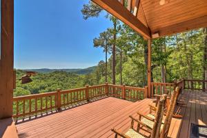 una terrazza in legno con sedie e vista sulle montagne. di Peaceful Cabin with Deck and Scenic Mtn Views! a Mountain View