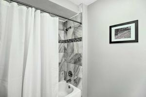 une salle de bain avec une douche avec un rideau de douche blanc dans l'établissement Arkansas Fishing Getaway Near Norfork River!, à Norfork 16 autres photos