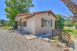 une petite maison blanche sur une allée de gravier dans l'établissement Arkansas Fishing Getaway Near Norfork River!, à Norfork