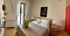 リンドスにあるLindos Anatoli Luxury Villaのベッドルーム(ベッド1台、窓付)