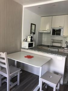 Kuchyň nebo kuchyňský kout v ubytování Tignes Joli Studio avec vue imprenable sur le lac