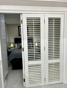 un armadio con porte a vetri bianche in una camera da letto di 515 The Granger a Città del Capo