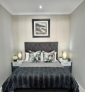 1 dormitorio con 1 cama grande y 2 mesitas de noche en 515 The Granger, en Ciudad del Cabo
