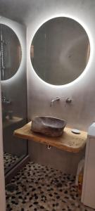 baño con lavabo y 2 espejos en Idothea guest house, en Amorgós