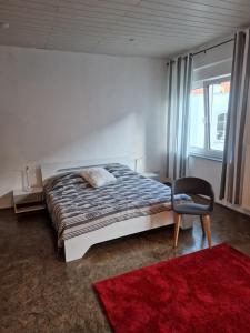 Postel nebo postele na pokoji v ubytování Ferienwohnung Wunderlich rot
