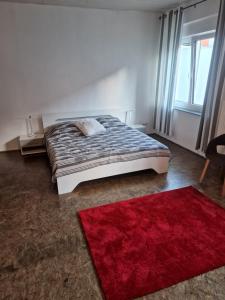 Postel nebo postele na pokoji v ubytování Ferienwohnung Wunderlich rot
