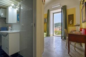 Kuchyň nebo kuchyňský kout v ubytování Suites Luisa Sanfelice