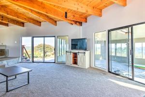 sala de estar con puertas correderas de cristal y TV de pantalla plana en Spacious Royal Oaks Retreat with Deck and Views!, 