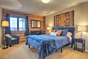 een slaapkamer met een bed, een stoel en een raam bij Stunning Mountain-View Ranch on 132 Acres! in Georgetown