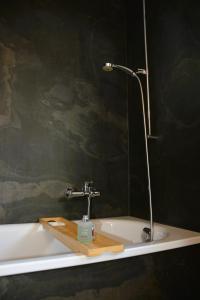Kylpyhuone majoituspaikassa Mayers Swiss House, private home for 2-6 guests