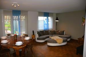 ein Wohnzimmer mit einem Sofa und einem Tisch in der Unterkunft Mayers Swiss House, private home for 2-6 guests in Matten