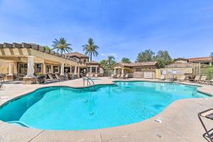 Bazén v ubytování 8 Mi to Tonto Natl Forest Modern Condo in Mesa! nebo v jeho okolí