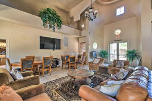 TV a/nebo společenská místnost v ubytování 8 Mi to Tonto Natl Forest Modern Condo in Mesa!