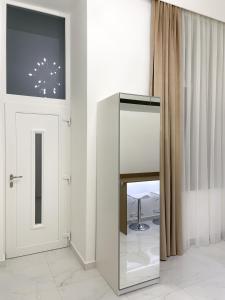einen Spiegel in einem Raum neben einer Tür in der Unterkunft St Stephen Luxury Apartment in Budapest
