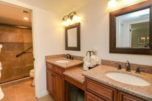 Un baño con dos lavabos y una ducha. en Sand Dollar 1-105, en St. Augustine 16 fotos más