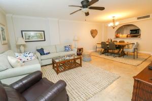 una sala de estar con un sofá y una mesa en Sand Dollar 1-105, en St. Augustine