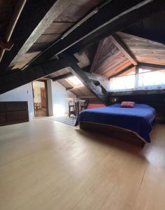 1 dormitorio con 1 cama y suelo de madera en Casa Tequio, en San Cristóbal de Las Casas