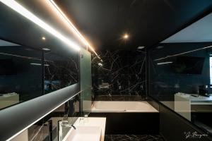 La Reine Hôtel & Restaurant的一间浴室