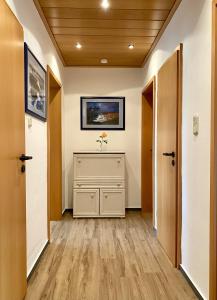 a hallway with white walls and wood floors at Alraftsblick in Waldeck