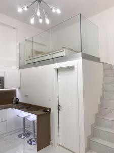 eine Küche mit einer Glastür und einer Treppe in der Unterkunft St Stephen Luxury Apartment in Budapest