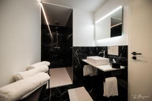 La Reine Hôtel & Restaurant的一间浴室