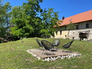 dos sillas sentadas en una plataforma de madera en un patio en Apartment Island Country House in Savinja Valley en Žalec