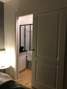 Posteľ alebo postele v izbe v ubytovaní La maison de Sloan + 2 fotografie