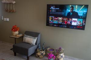 En TV eller et underholdningssystem på Casa Tucan. A contemporary holiday or work nest