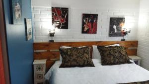 En eller flere senge i et værelse på Casa Roble Añejo Bed & Breakfast