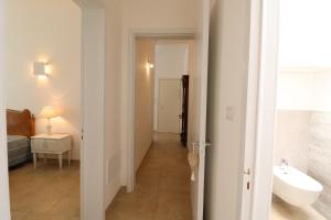 przedpokój z łazienką z umywalką i toaletą w obiekcie Casa Paola Otranto w mieście Otranto +37 zdjęć