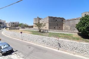 samochód zaparkowany na drodze przed zamkiem w obiekcie Casa Paola Otranto w mieście Otranto