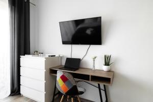 Televízia a/alebo spoločenská miestnosť v ubytovaní P&O Serviced Apartments - Dionizosa