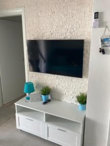 TV a/nebo společenská místnost v ubytování Summer House Hacienda, Pag - Miškovići
