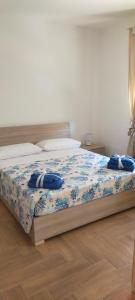 Leporano Marina的住宿－Casa vacanze Nonna Titina，一间卧室,床上摆放着蓝色鲜花