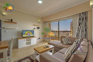 Palma Resort Hurghada Families and Couples في الغردقة: غرفة معيشة بها أريكة وتلفزيون