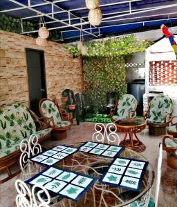 a living room with a table and chairs at Casa Hotel Manga Mar in Cartagena de Indias