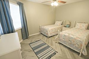 um quarto com 2 camas e uma janela em Ocean Village Club O32 em Saint Augustine