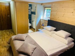 Posteľ alebo postele v izbe v ubytovaní APLIT GUEST HOUSE