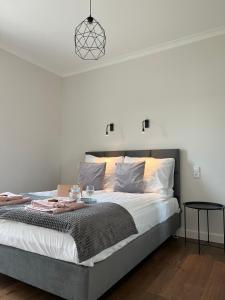 1 dormitorio con 1 cama grande y luz colgante en Domy na polanie-Szafirek, en Polanica-Zdrój
